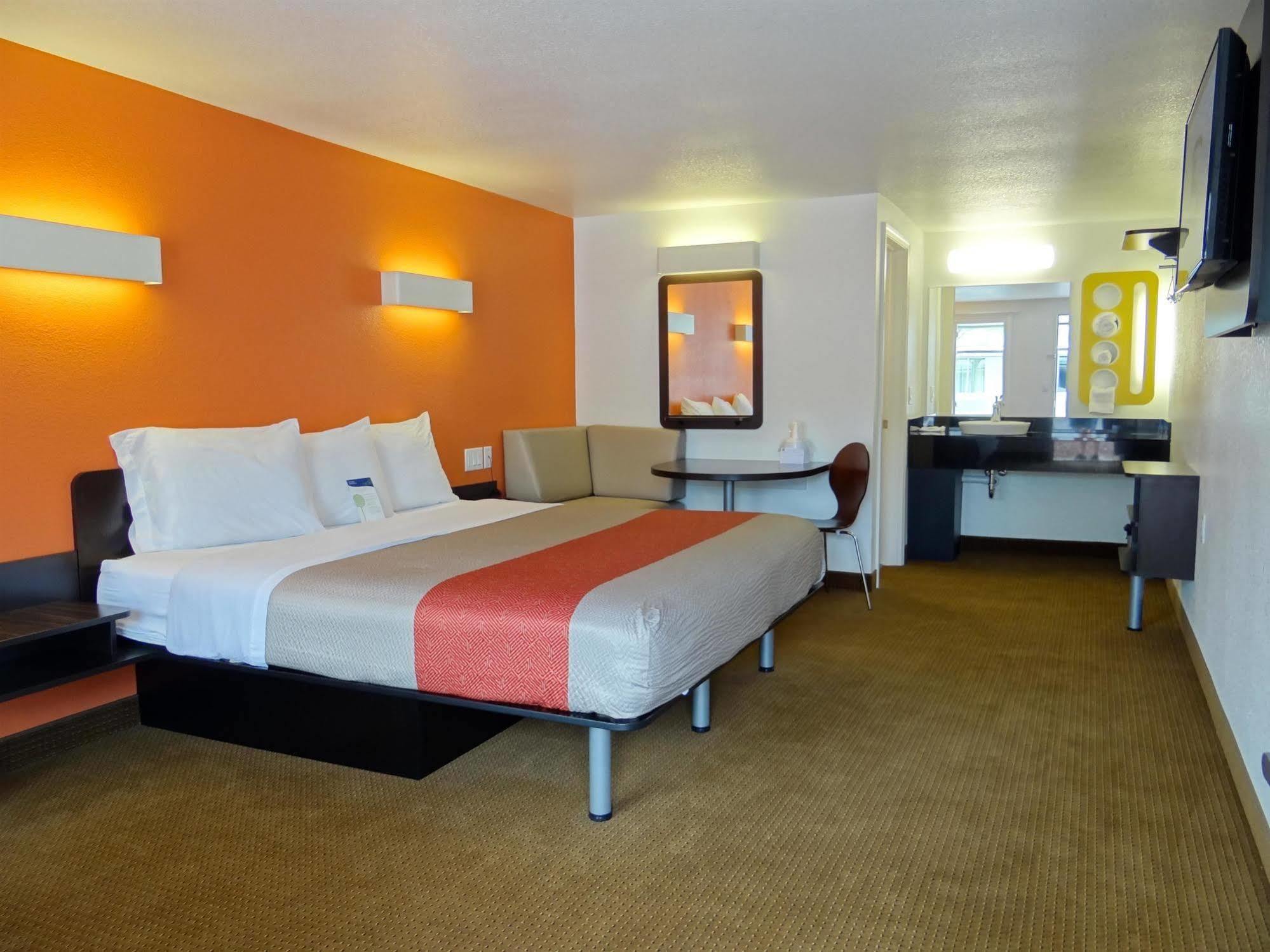 Hotel 6-erie, Pa 2*